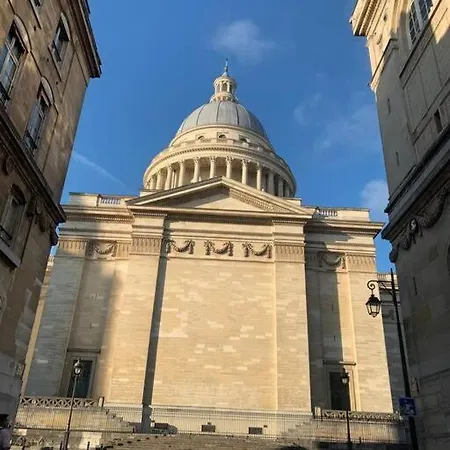A Deux Pas Du Pantheon Avec Balcon