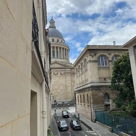 A Deux Pas Du Pantheon Avec Balcon *